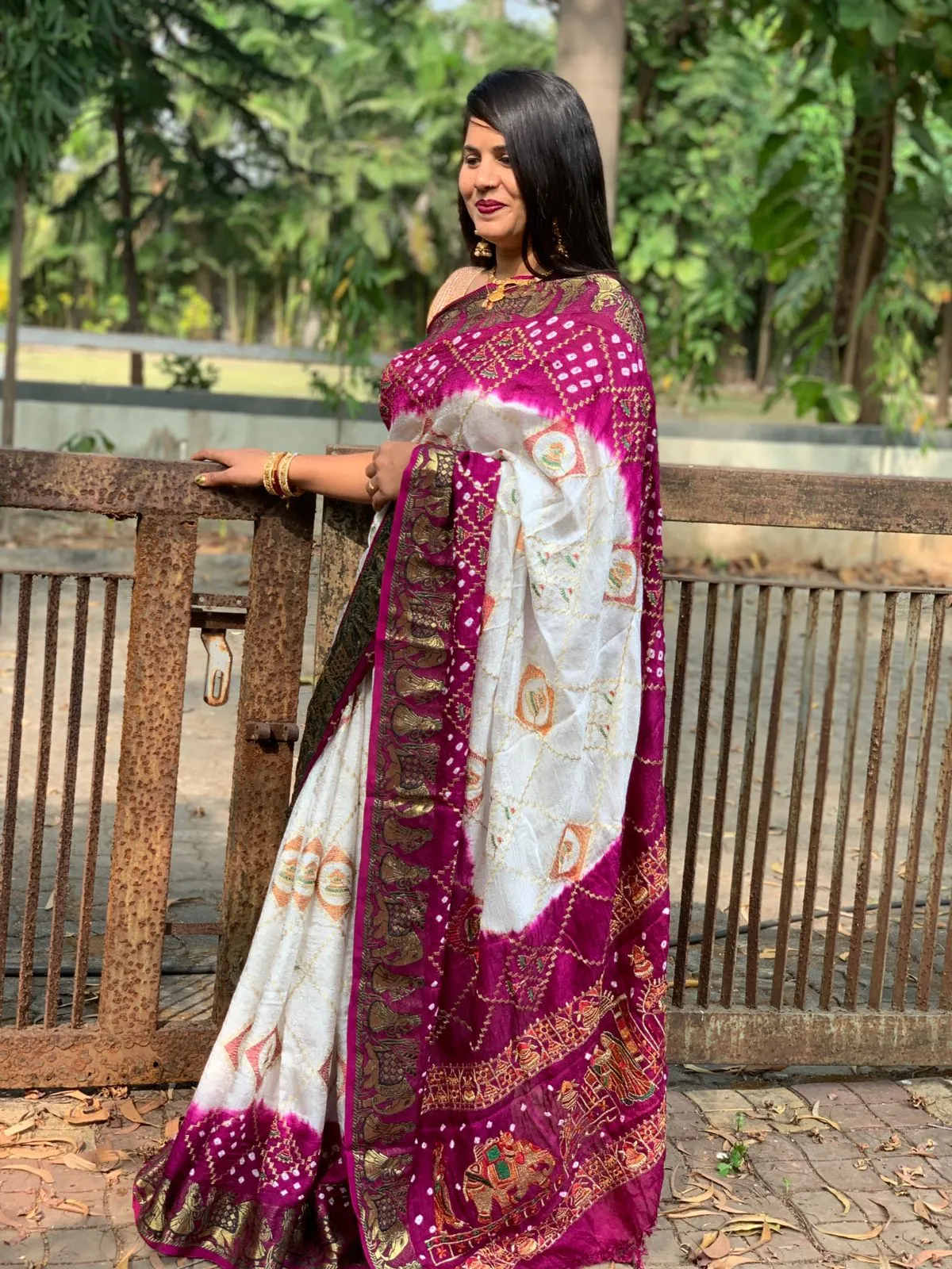 Women's Designer Bandhani Panetar Ghantdi Work Saree